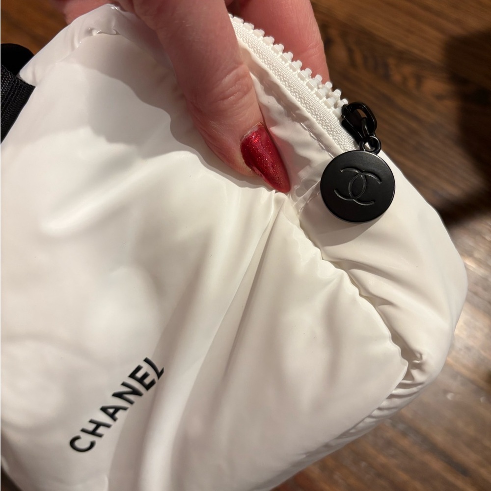 Brand New Chanel White Puffy Top Handles Beauty Makeup Cosmetic Bag - Picture 3 of 8